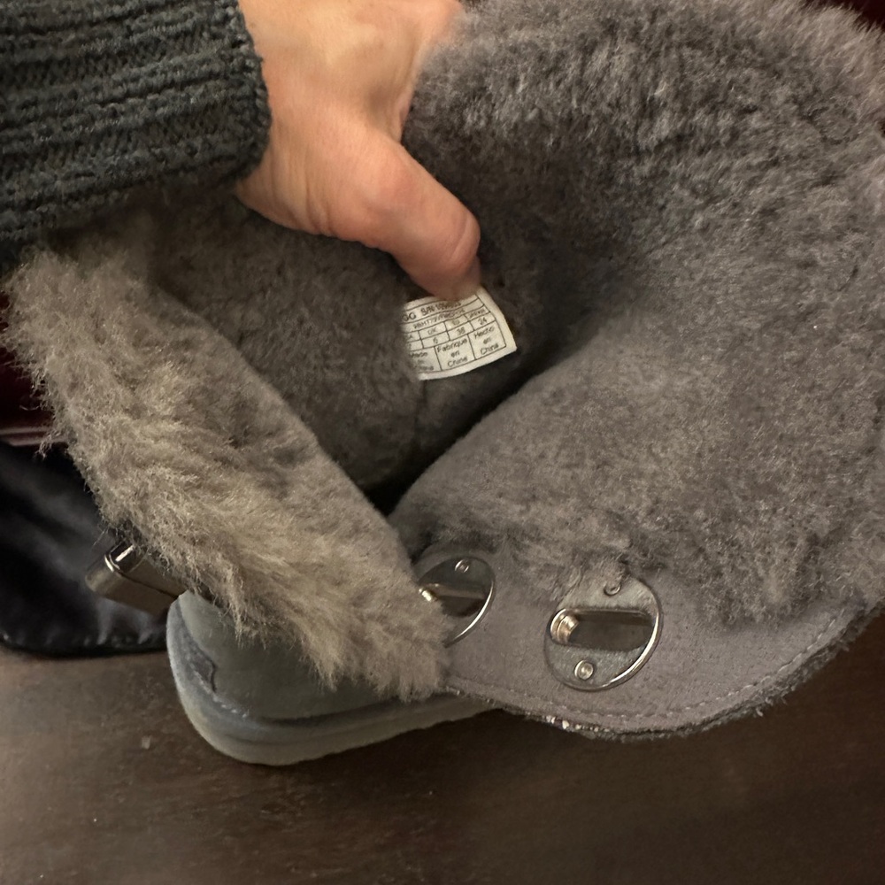 EUC UGG Classic Short Turn Lock Boots Grey Suede Shearling Sheepskin Wm 7 - Picture 13 of 16